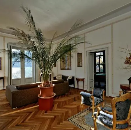 Sleeps 8 Pool Moltrasio