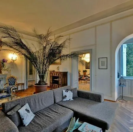 Βίλα Sleeps 8 Pool Moltrasio